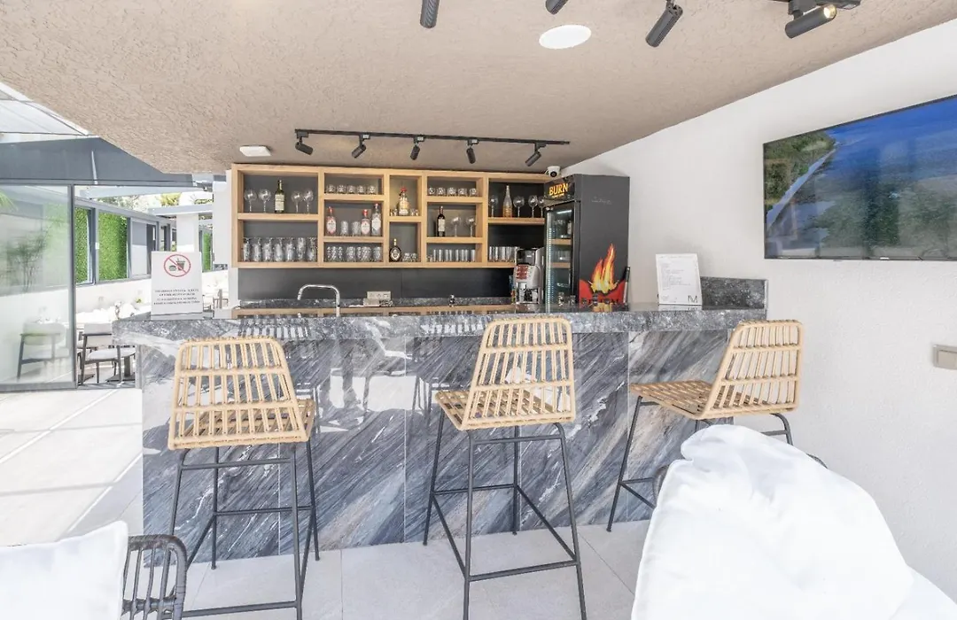 Mad Inn Lara-1
